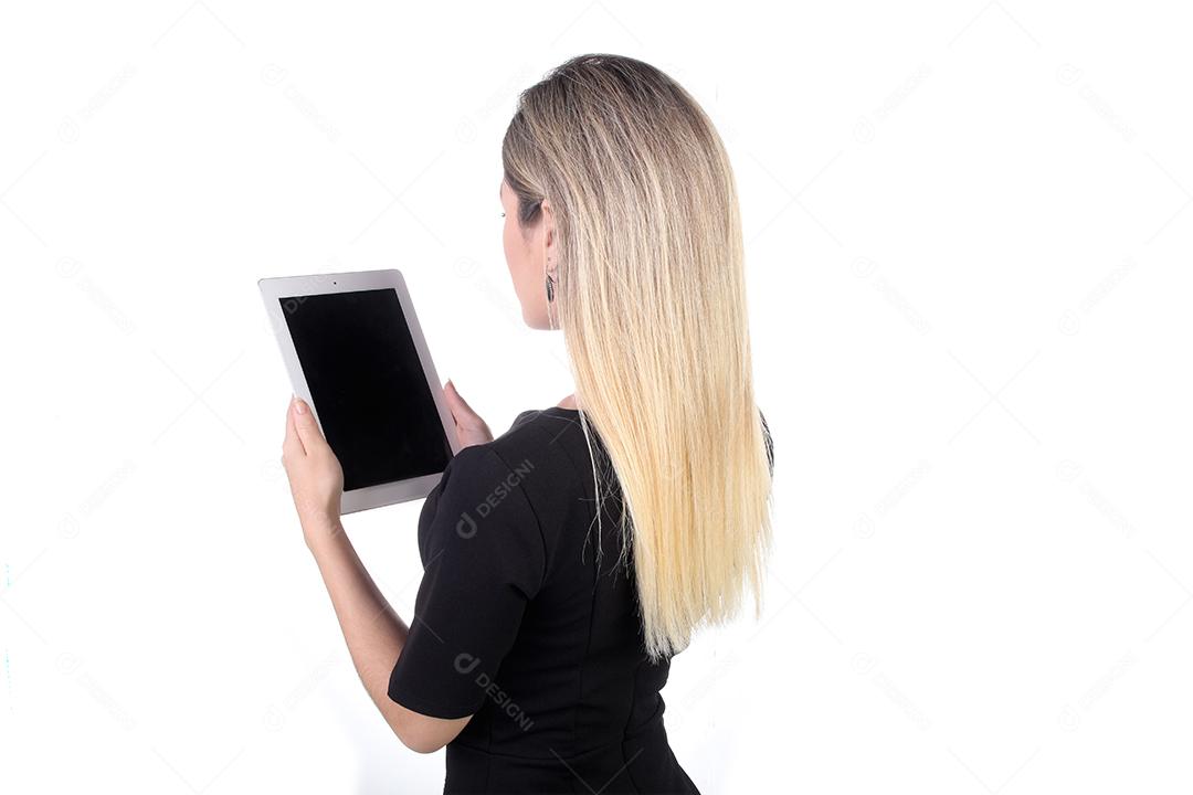 Mulher segurando notas de dinheiro sobre fundo branco