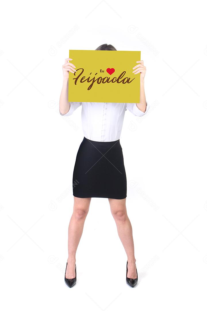 Mulher segurando placa escrito eu amo feijoada