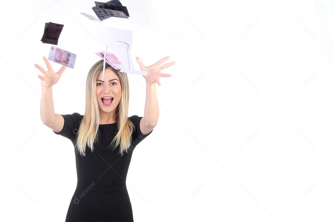 Mulher jogando dinheiro e mascara para cima