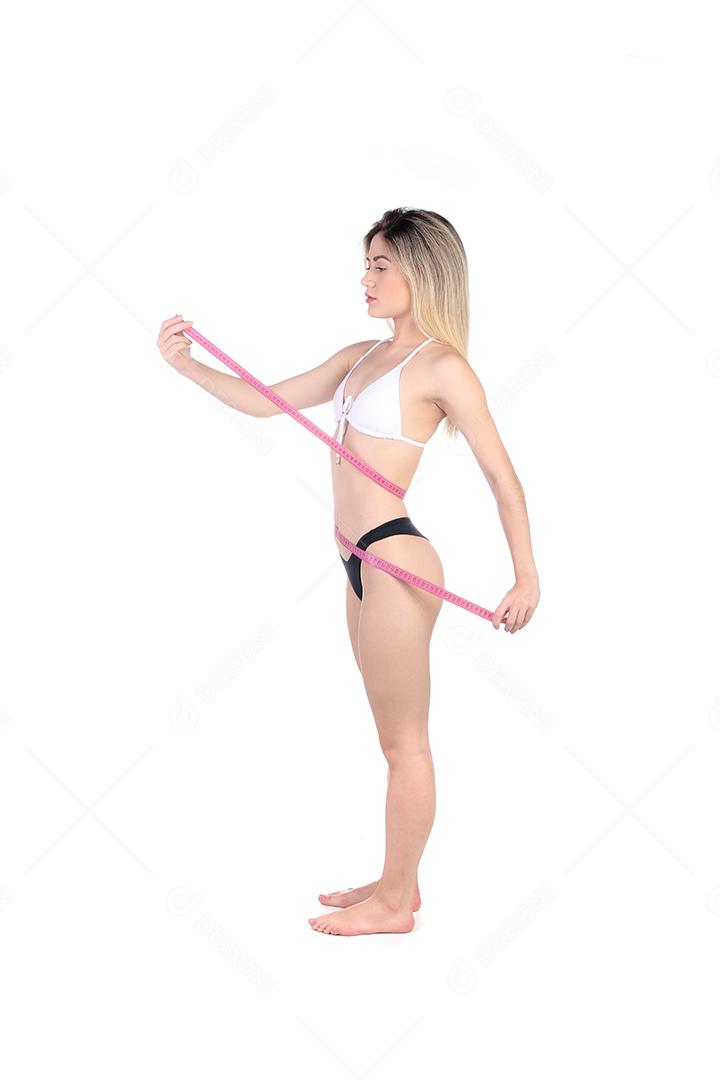 Mulher medindo sua barriga emagrecimento