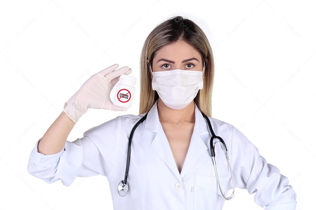 Mulher segurando frascos de remedios sobre fundo branco