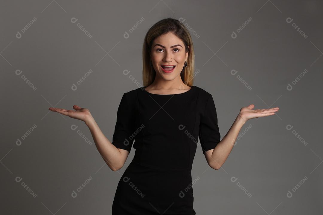 Mulher linda com expressão de surpresa sobre fundo cinza