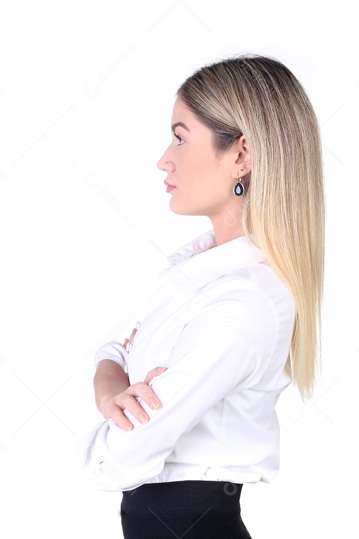 Mulher linda de braços cruzados sobre um fundo branco isolado