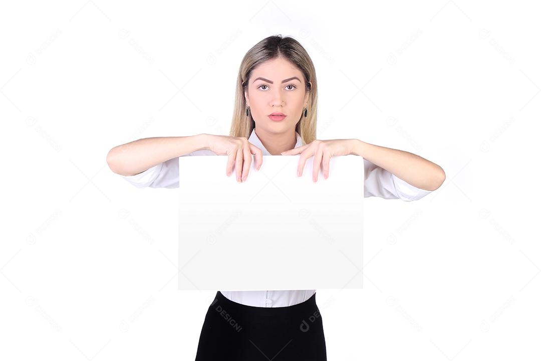 Mulher jovem linda segurando folha branca sobre fundo branco