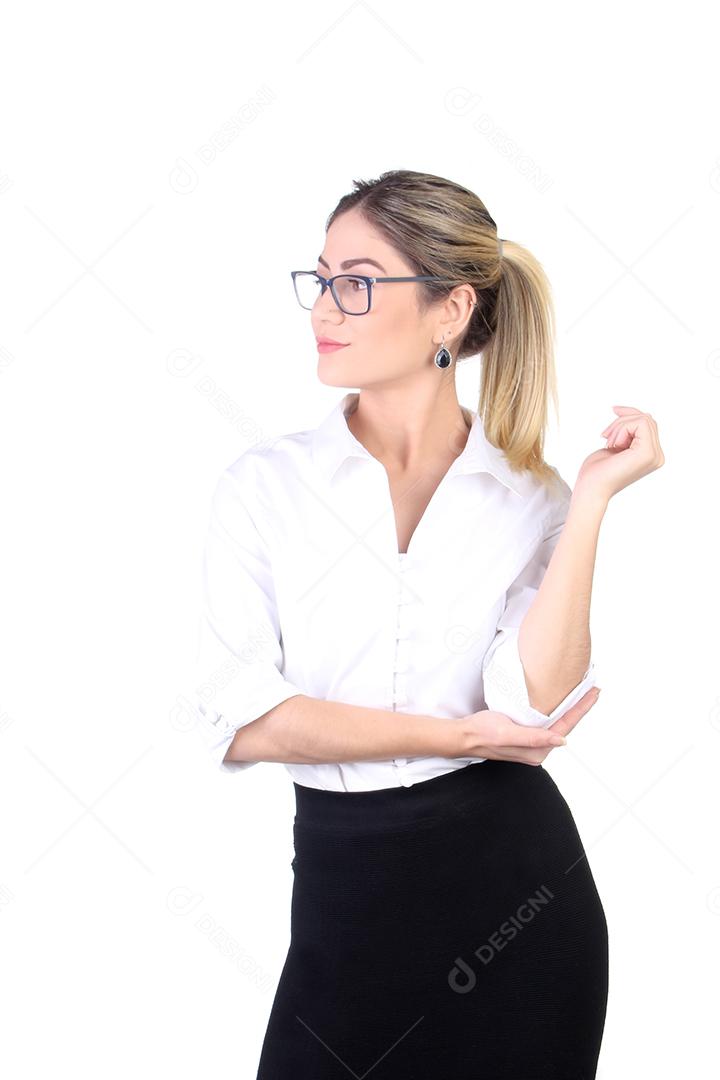 Mulher linda olhando para um lado fundo branco