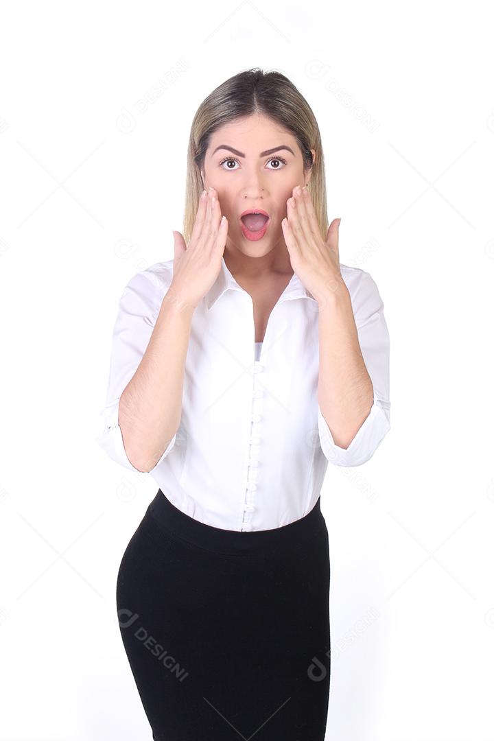 Mulher jovem com a expressão surpresa sobre fundo branco