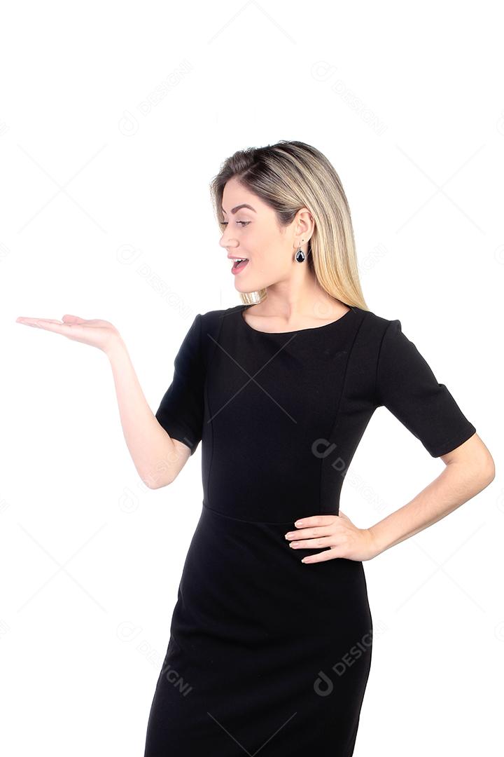 Mulher linda apontando sua mãos para o lado sobre fundo branco
