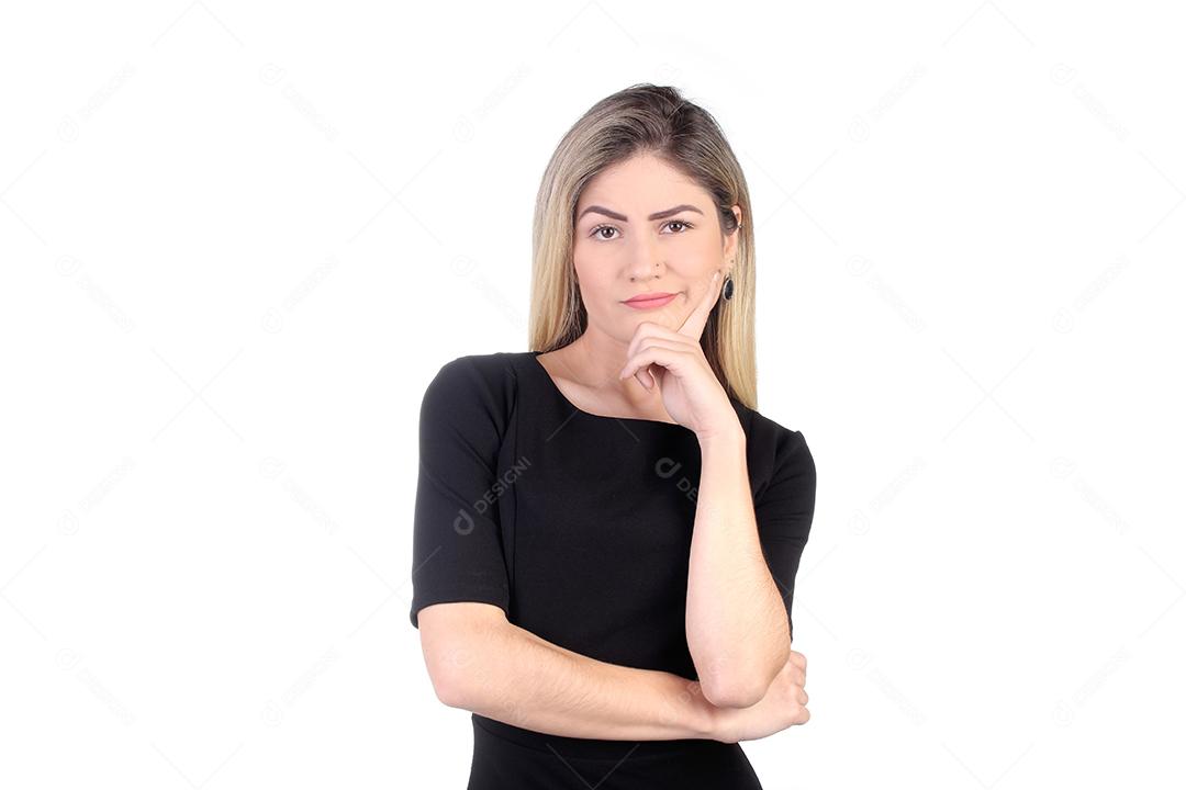 Mulher jovem linda com a mão no queixo