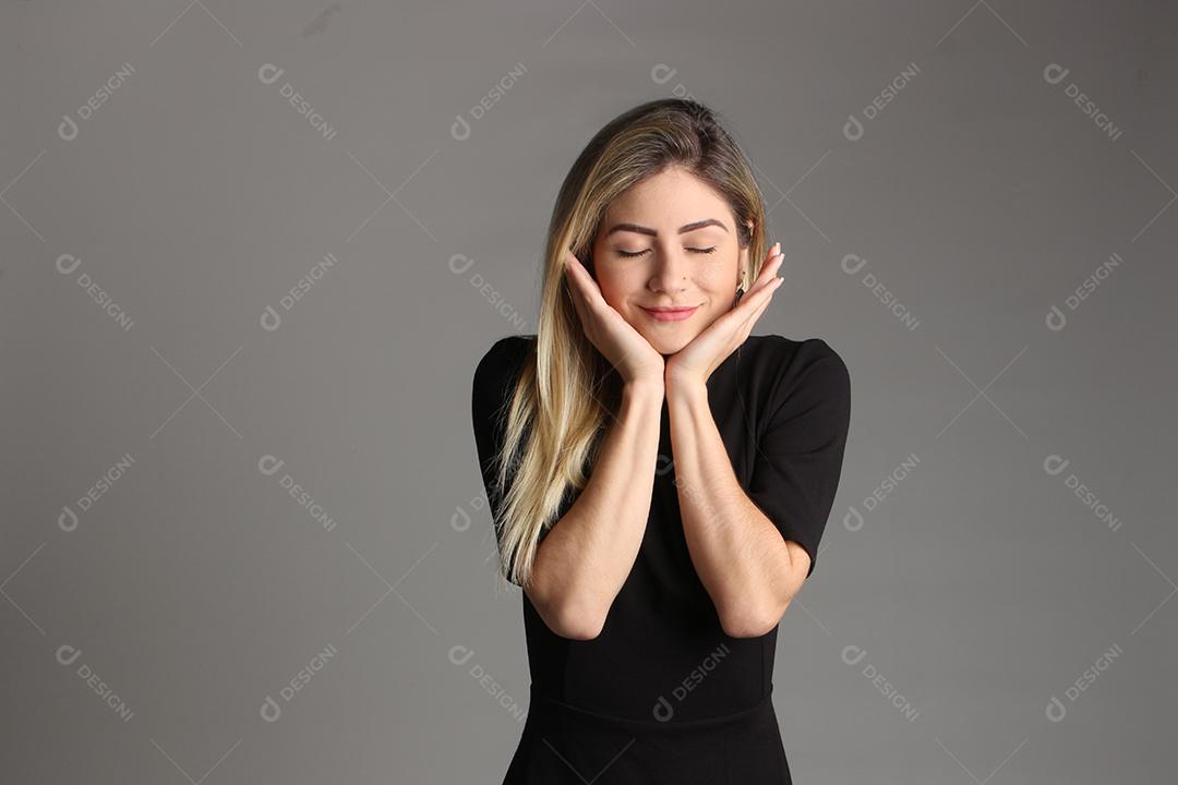 Mulher jovem linda com a mão no queixo