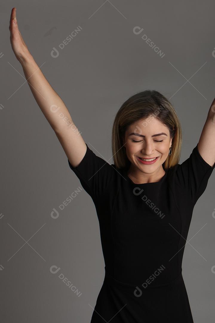 Mulher jovem linda de braços abertos