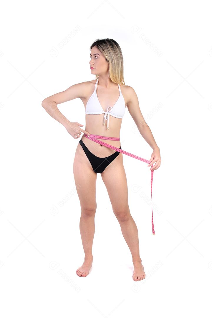 Mulher loira de biquini medindo sua barriga