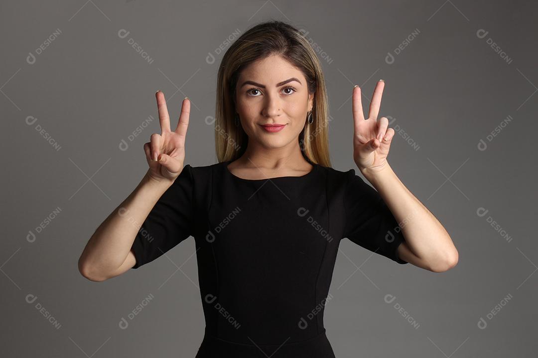 Mulher loira fazendo gesto com suas mãos