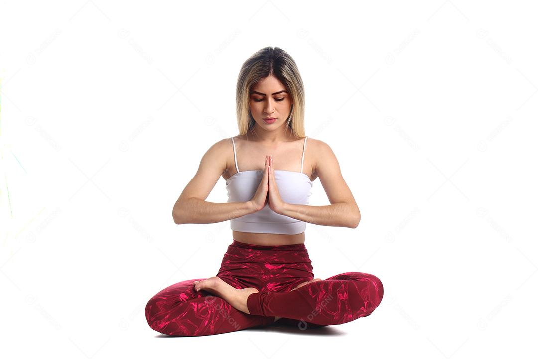 Mulher fazendo Yoga em sua casa sobre ambiente confortavel