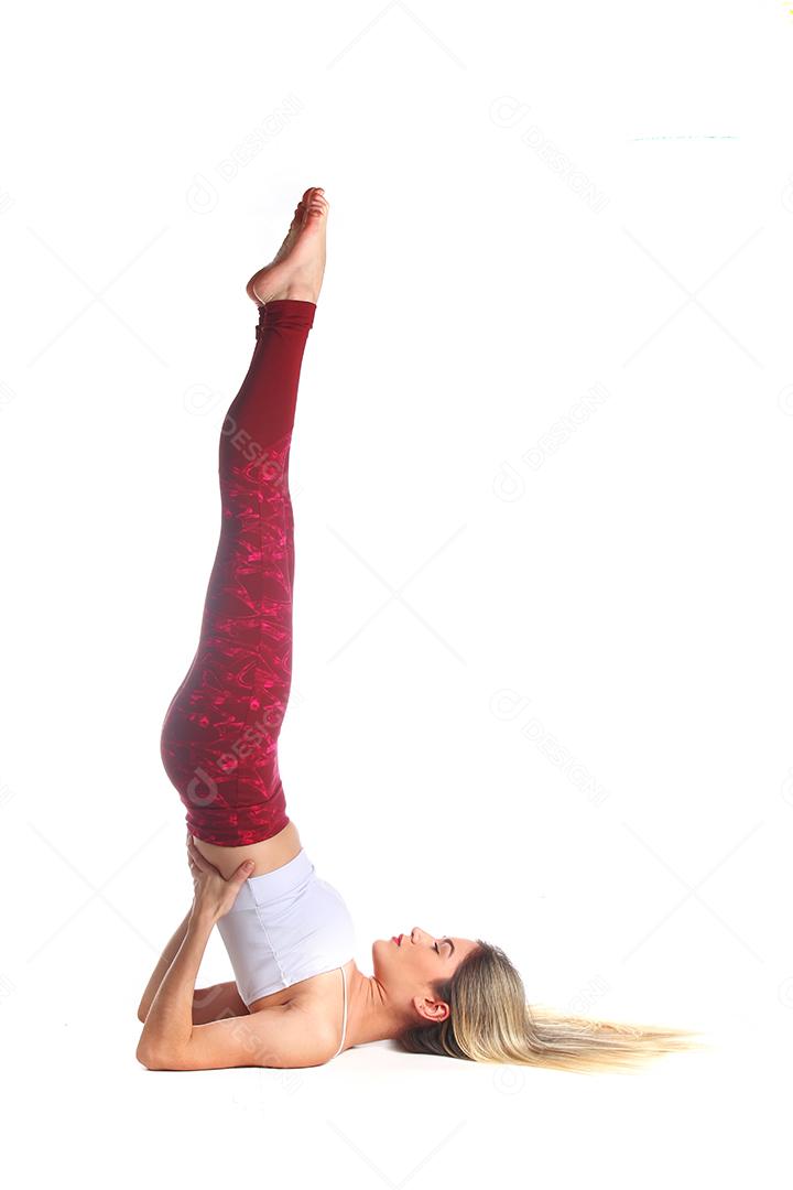 Mulher fazendo Yoga em sua casa sobre ambiente confortavel