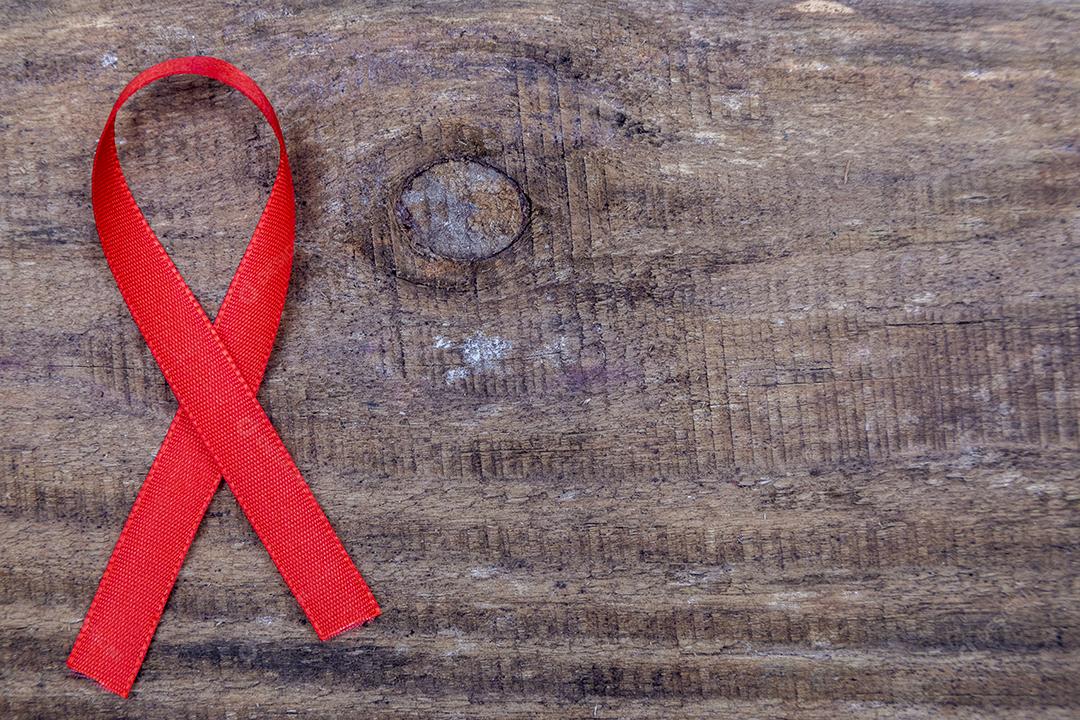 Laço vermelho sobre um tronco de madeira mesa