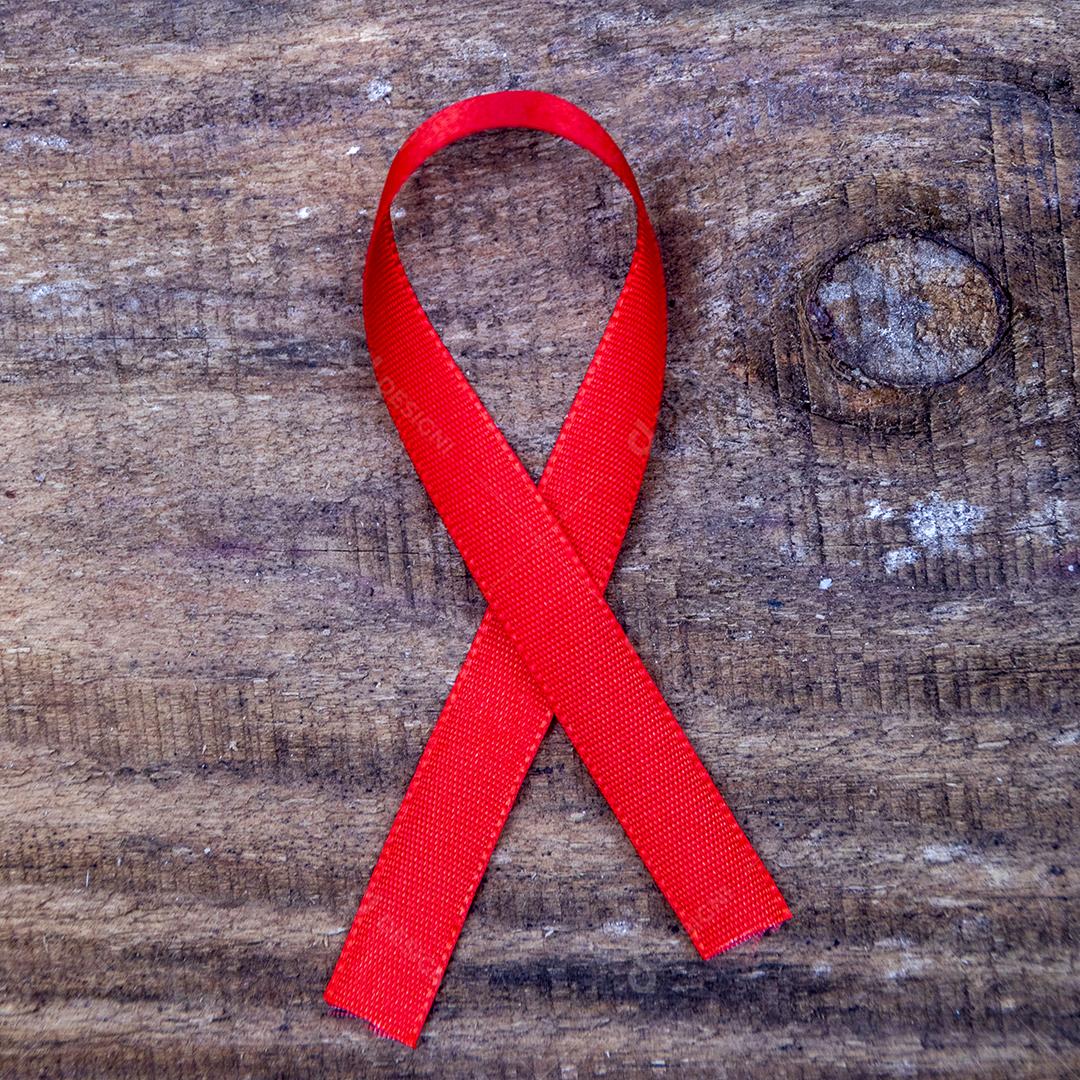 Laço vermelho sobre um tronco de madeira mesa