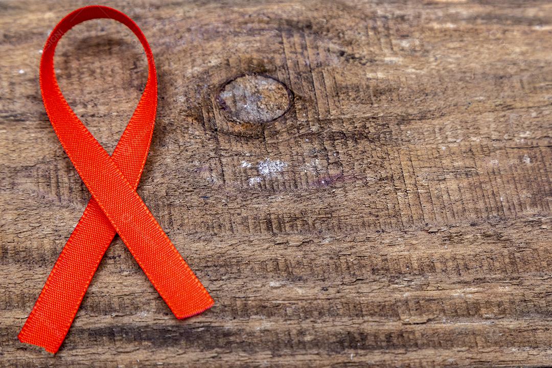 Laço vermelho sobre um tronco de madeira mesa