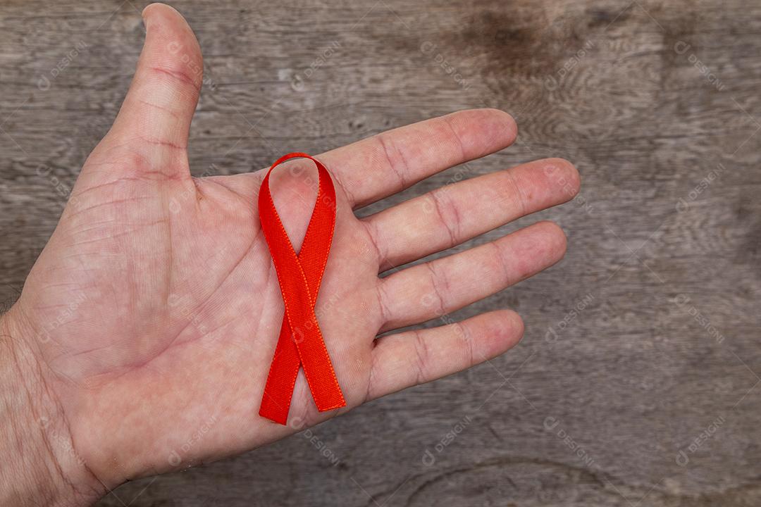 Laço vermelho sobre um tronco de madeira mesa