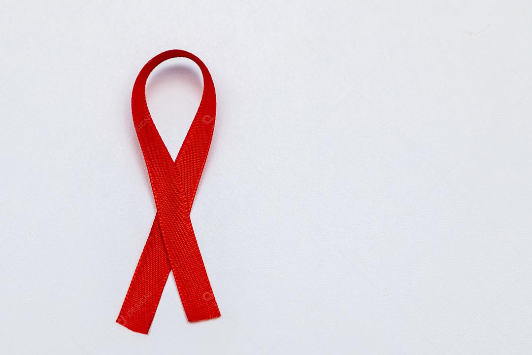 Laço vermelho sobre uma mesa branca