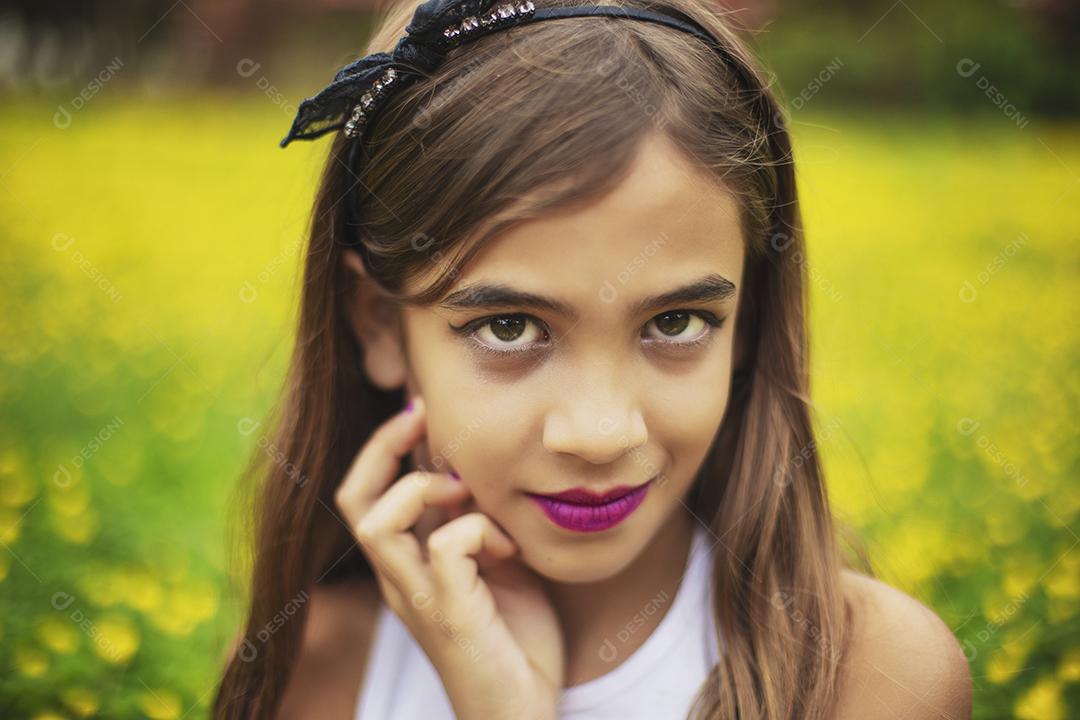 Menina linda sendo fotografada sobre fundo desfocado campo