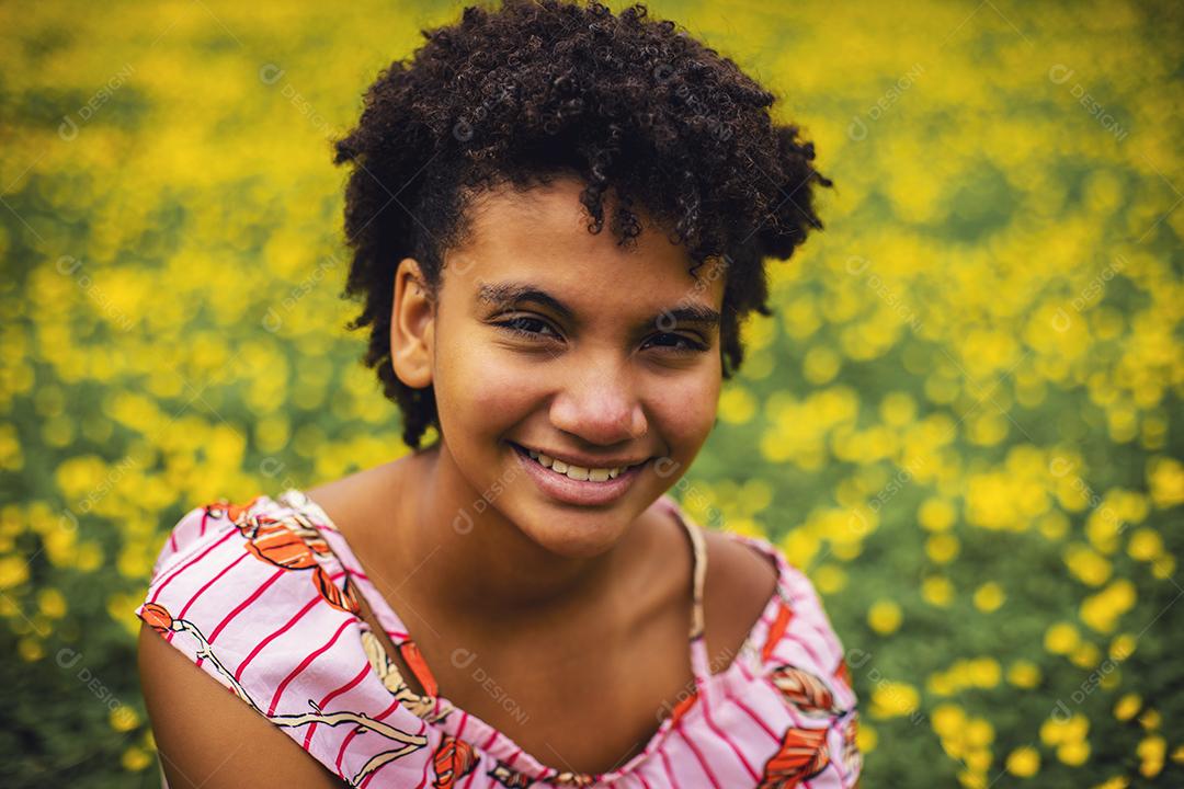 Menina linda sendo fotografada sobre fundo desfocado campo