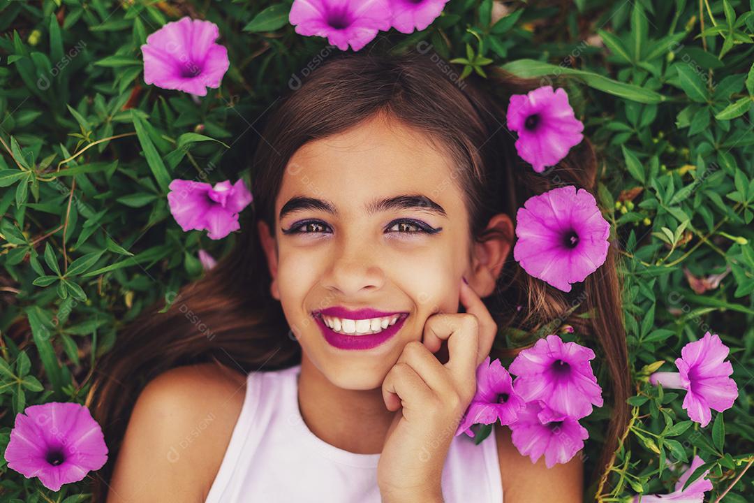 Menina linda sendo fotografada sobre fundo desfocado campo