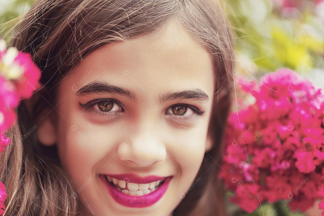 Menina linda sendo fotografada sobre fundo desfocado campo