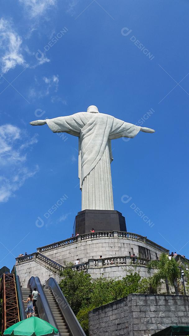 Estátua escultura Cristo Redentor sobre dia ensolarado