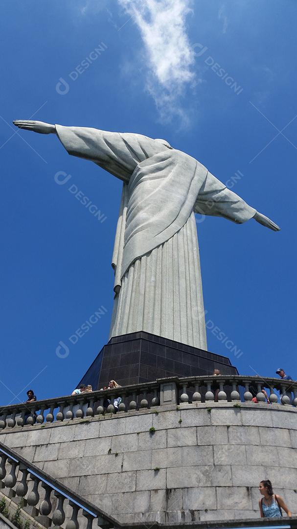 Estátua escultura Cristo Redentor sobre dia ensolarado