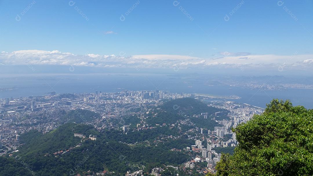 Paisagem vista aerea cidade montanhas penhasco