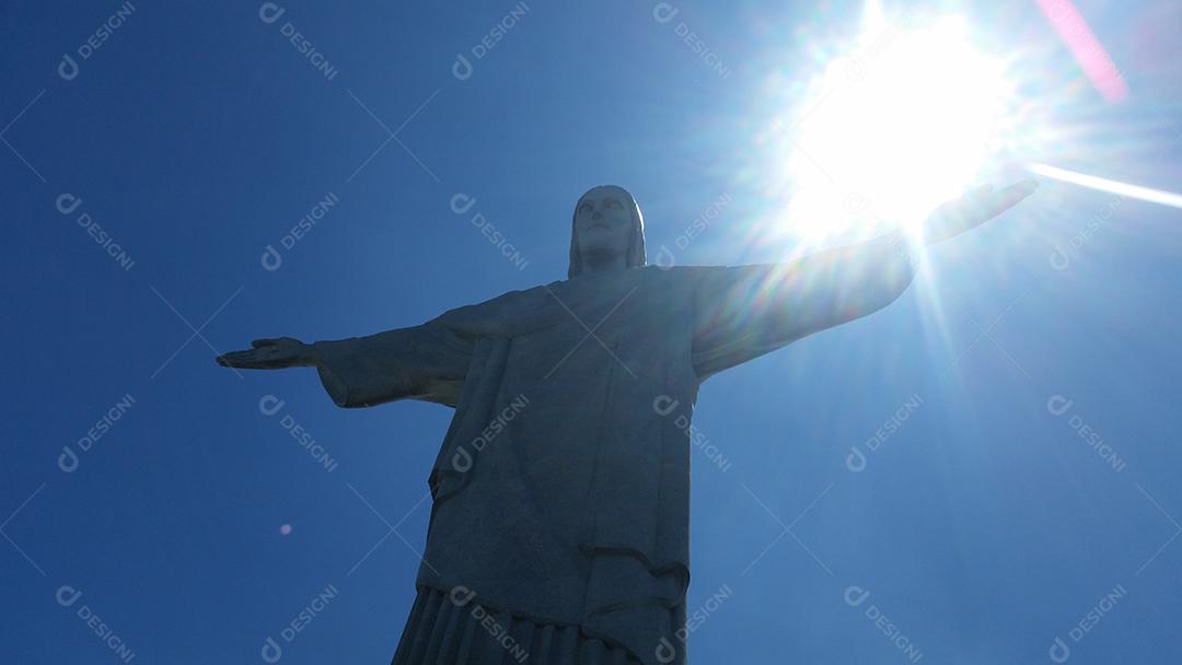 Estátua escultura Cristo Redentor sobre dia ensolarado