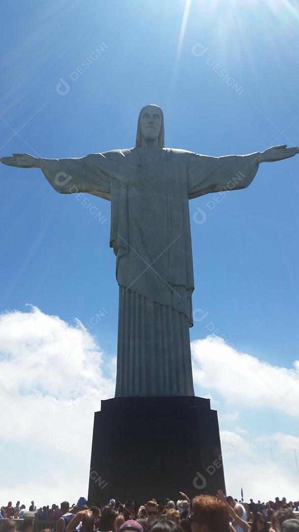 Estátua escultura Cristo Redentor sobre dia ensolarado
