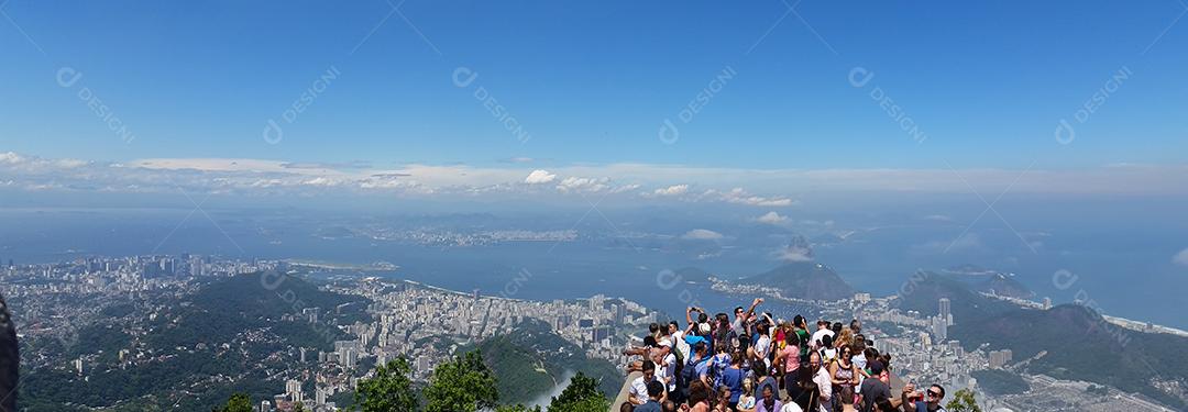 Paisagem vista aerea cidade montanhas penhasco