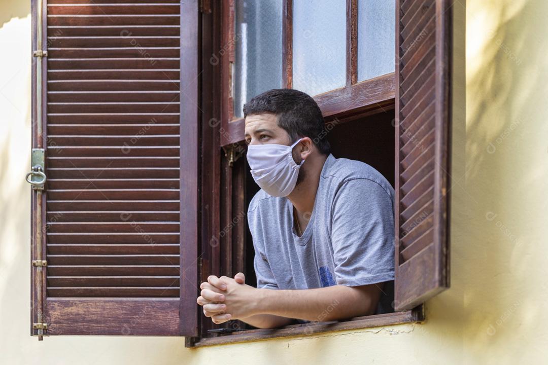 Homem de mascara em janela