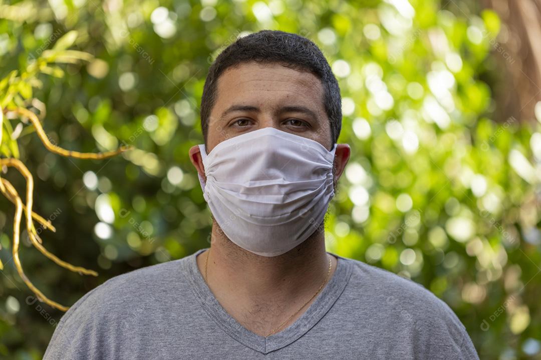 Homem de mascara ao ar livre