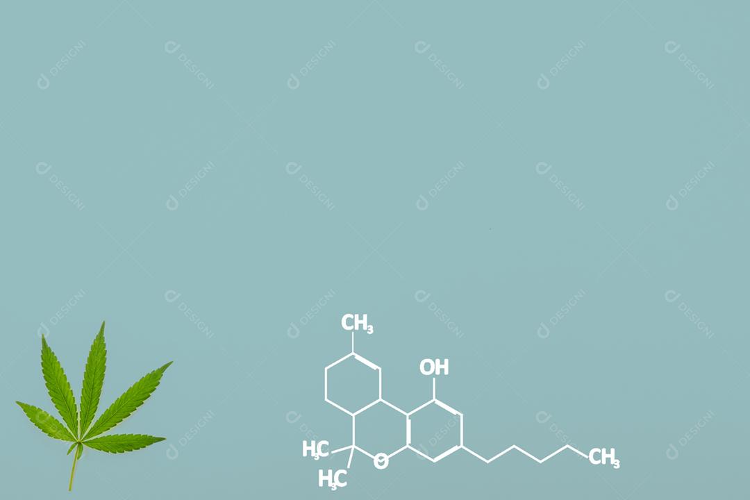 Folha de maconha com formulas quimicas e fundo azul