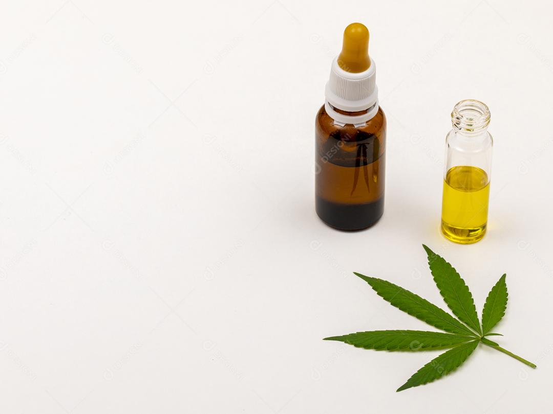 Folha de maconha com remedio e fundo branco