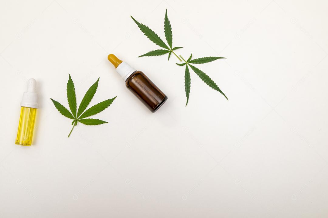 Folha de maconha com remedio e fundo branco