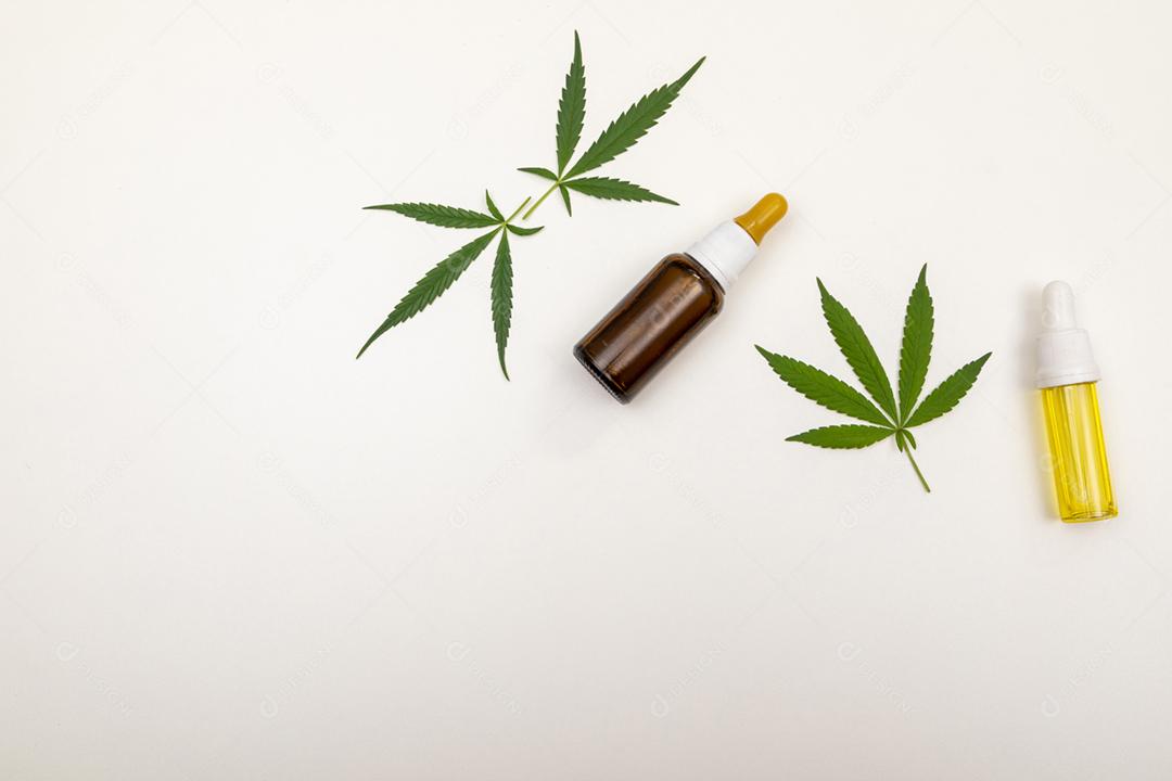 Folha de maconha com remedio e fundo branco