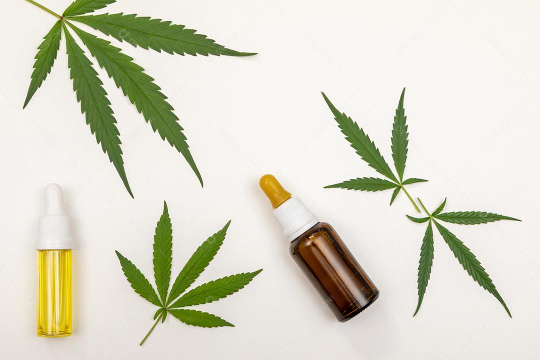 Folha de maconha com remedio e fundo branco