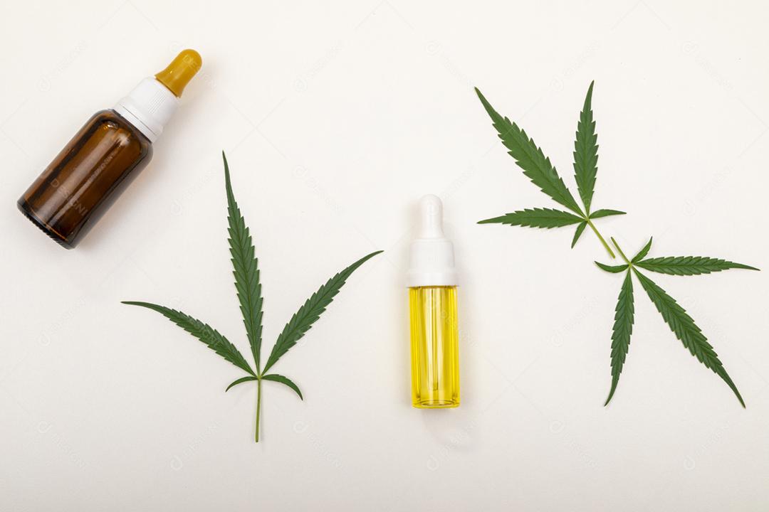 Folha de maconha com remedio e fundo branco