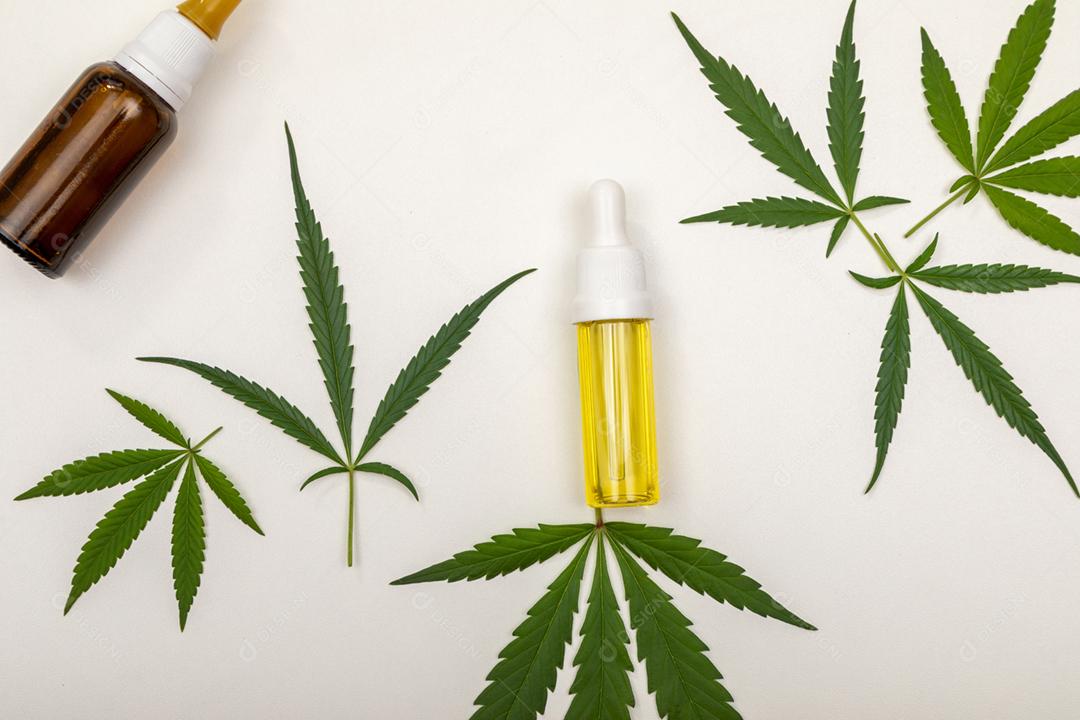 Folha de maconha com remedio e fundo branco