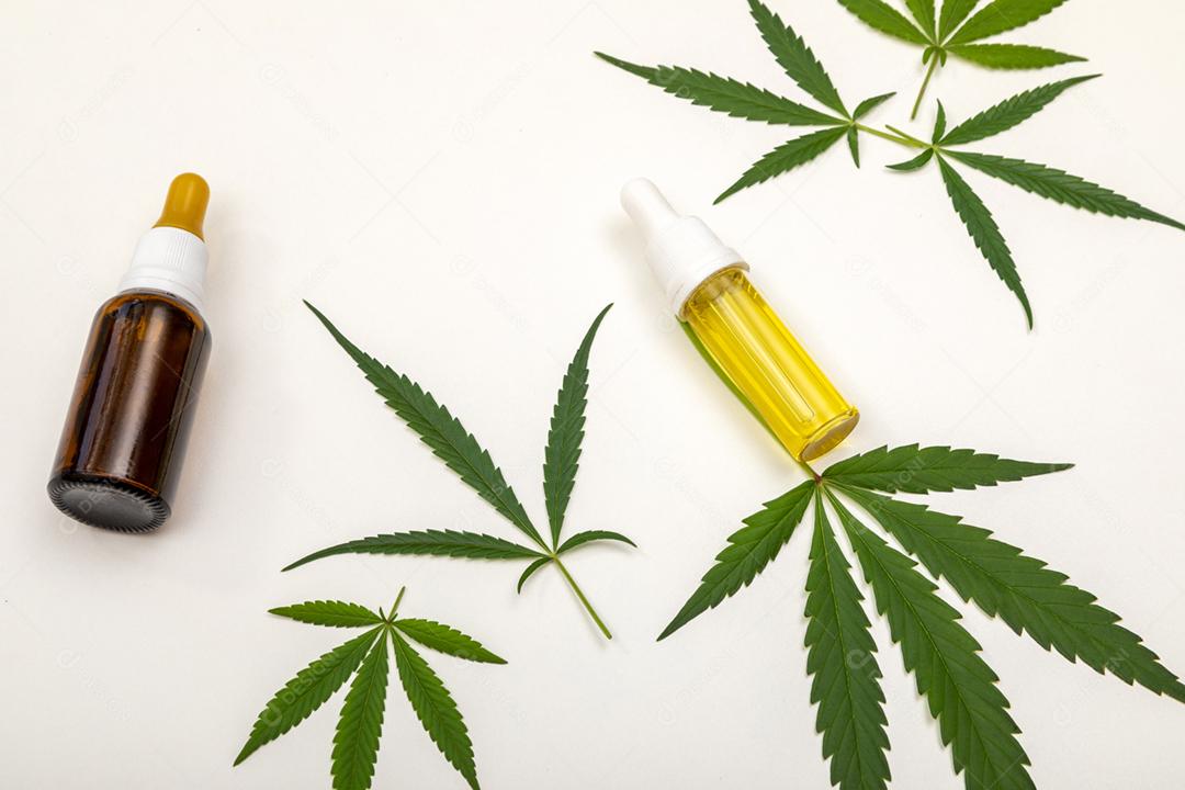 Folha de maconha com remedio e fundo branco