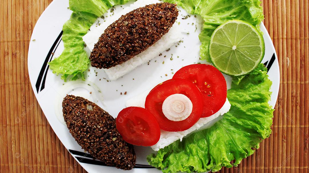 Prato de comida sobre uma mesa de madeira restaurante