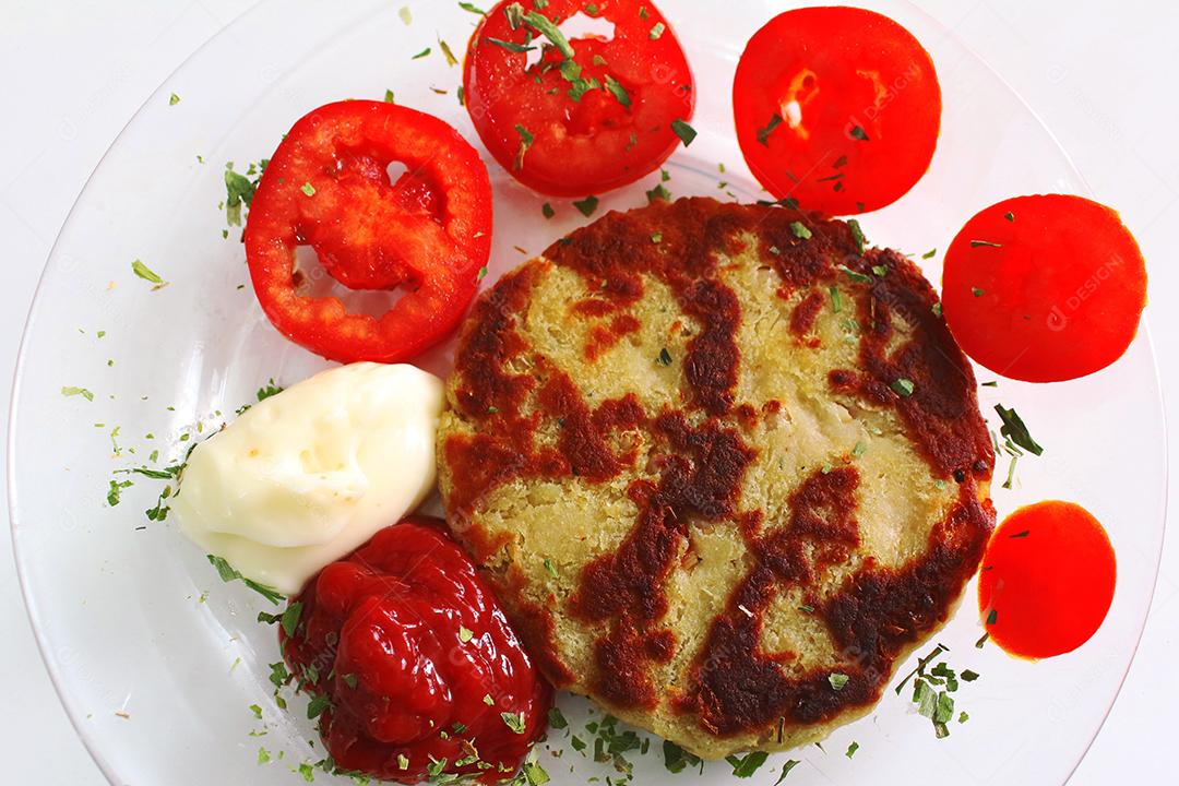 Prato de comida sobre uma mesa de madeira restaurante