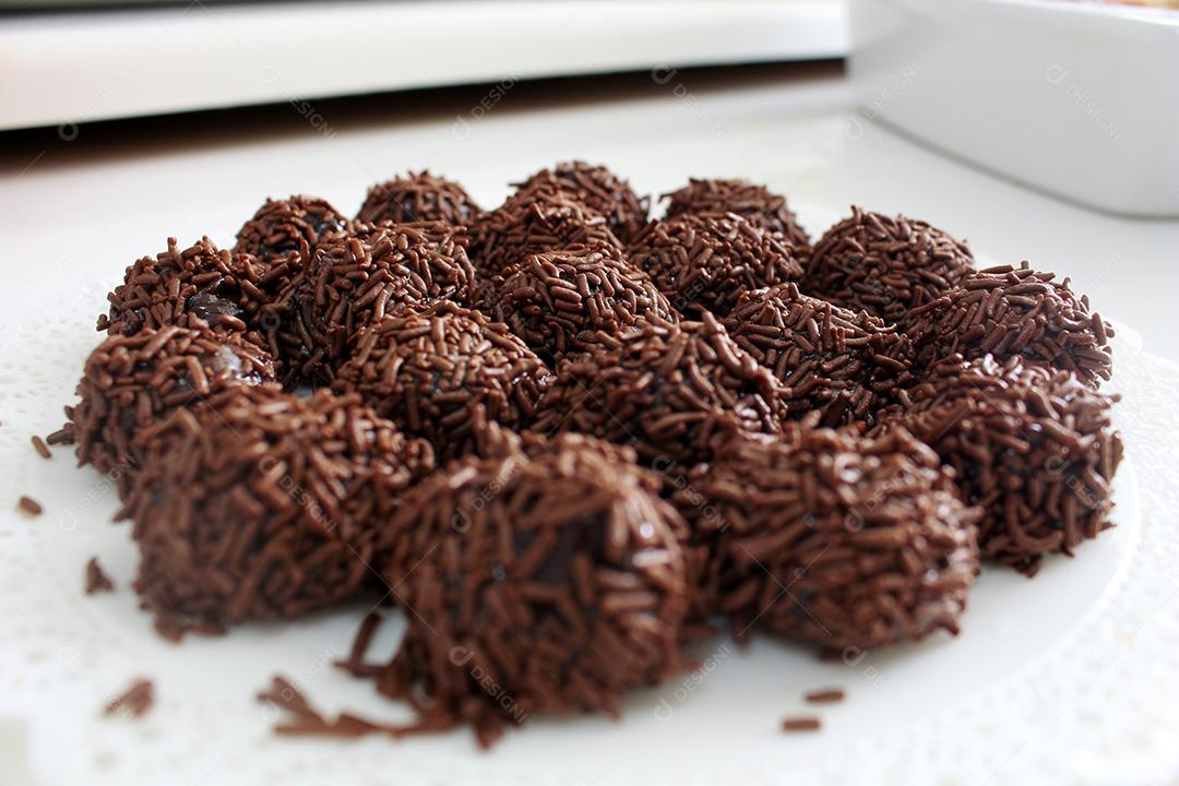 Comida doce brigadeiro de chocolate confeitarias