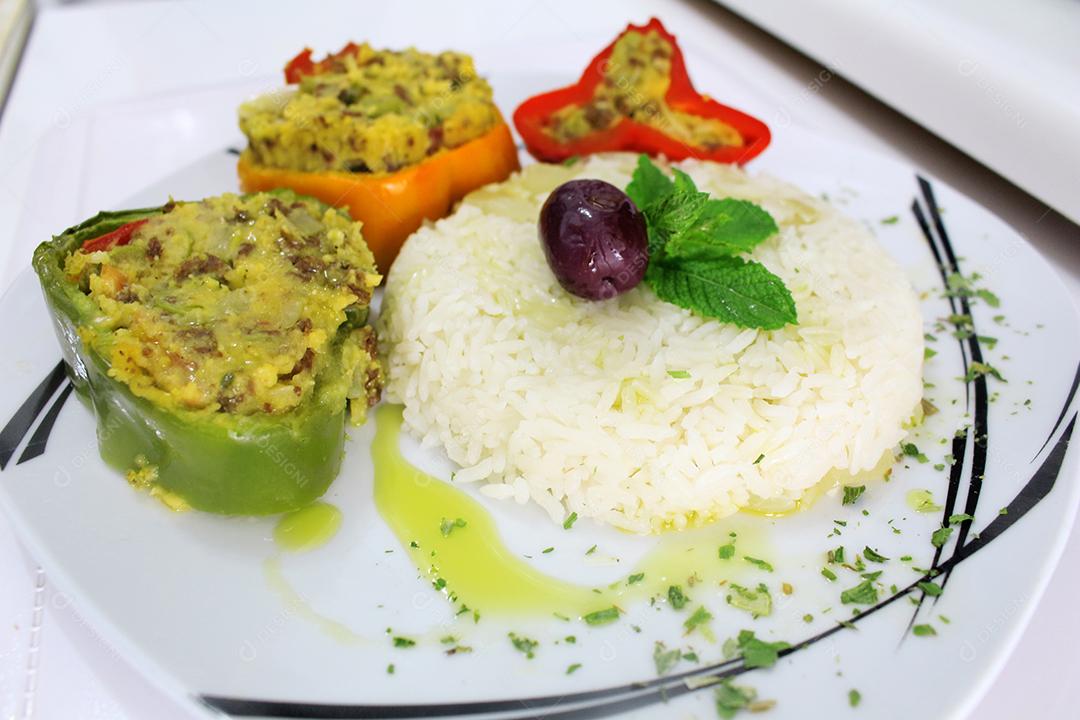 Prato de comida sobre uma mesa de madeira restaurante