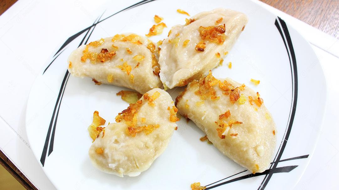 Prato de comida sobre uma mesa de madeira restaurante