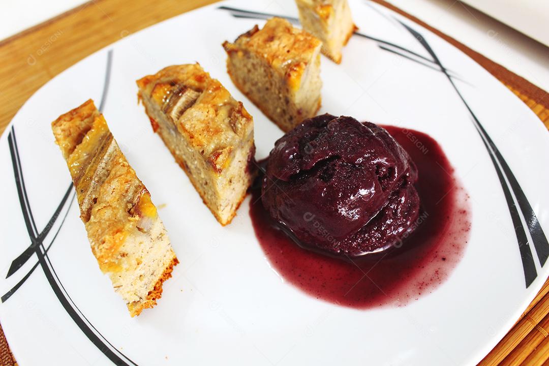 Prato de comida sobre uma mesa de madeira restaurante