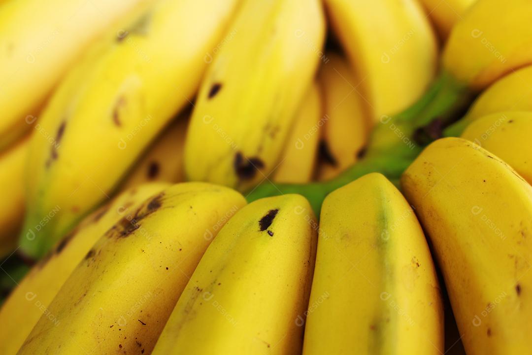 Bananas frutas comida empilhadas sobre pratileiras mercado supermercado